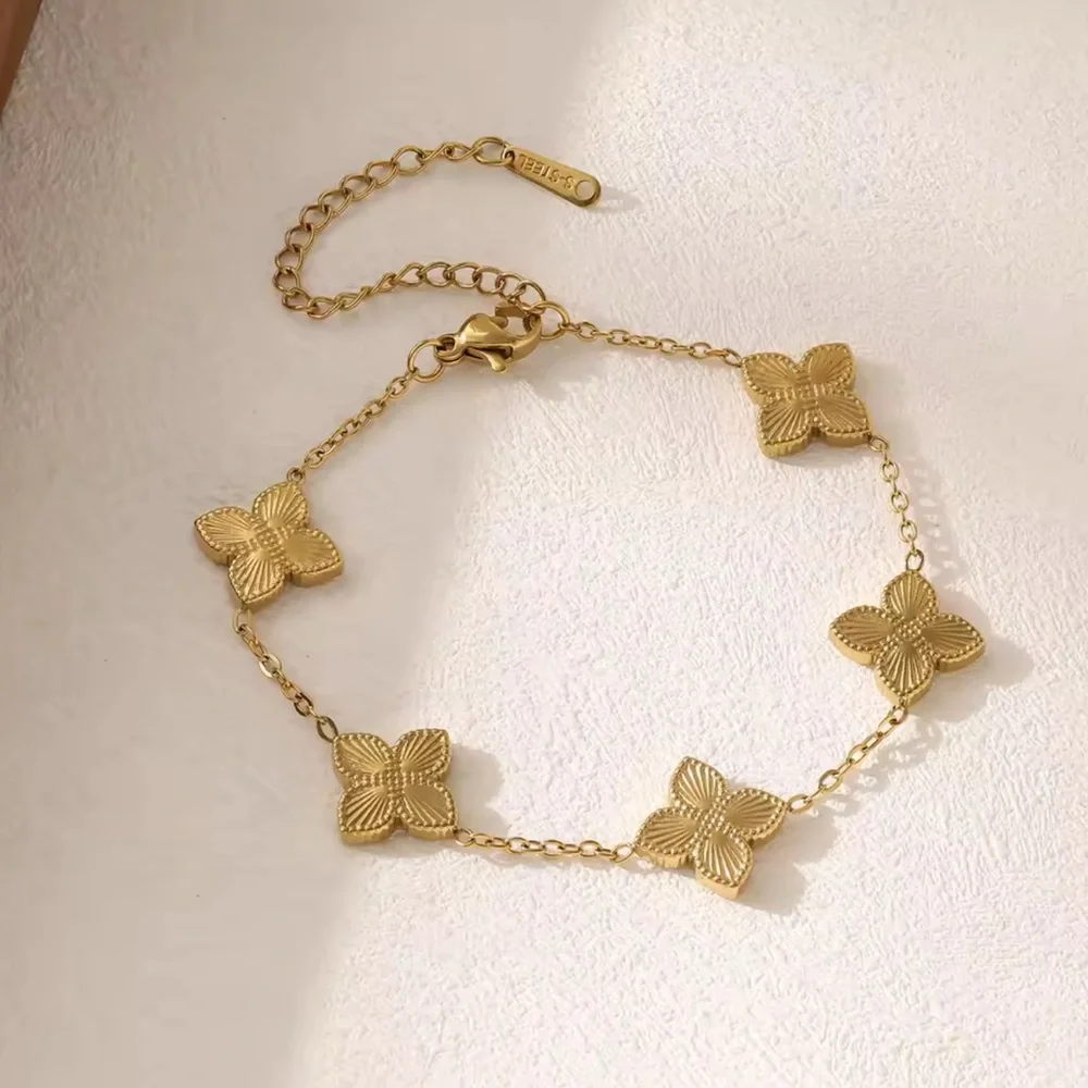 Elegant Gold Clover Motif Bracelet